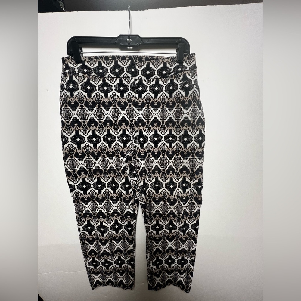 ATTYRE N.Y. CAPRI CROPPED PANTS SIZE 8
STRETCHY BLACK & WHITE PATTERNED ZIPPER